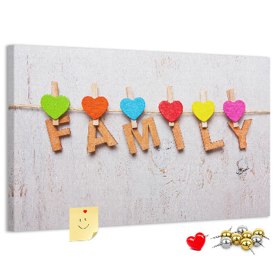 Pizarra de corcho con diseño de corazones familiares sobre fondo de madera