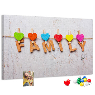 Pizarra de corcho con diseño de corazones familiares sobre fondo de madera