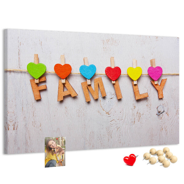 Pizarra de corcho con diseño de corazones familiares sobre fondo de madera