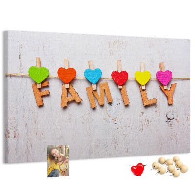 Pizarra de corcho con diseño de corazones familiares sobre fondo de madera