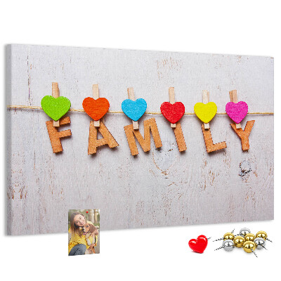 Pizarra de corcho con diseño de corazones familiares sobre fondo de madera
