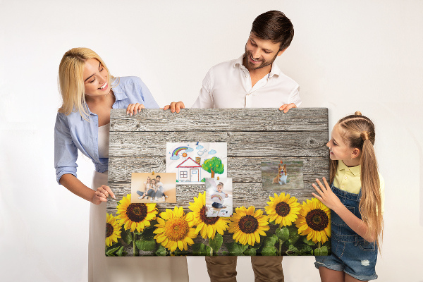 Tablero de corcho decorado con diseño de girasoles sobre fondo de tablas de madera