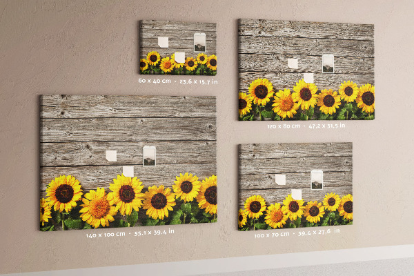 Tablero de corcho decorado con diseño de girasoles sobre fondo de tablas de madera
