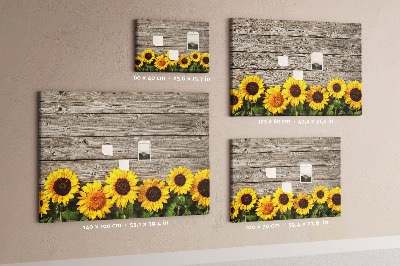 Tablero de corcho decorado con diseño de girasoles sobre fondo de tablas de madera