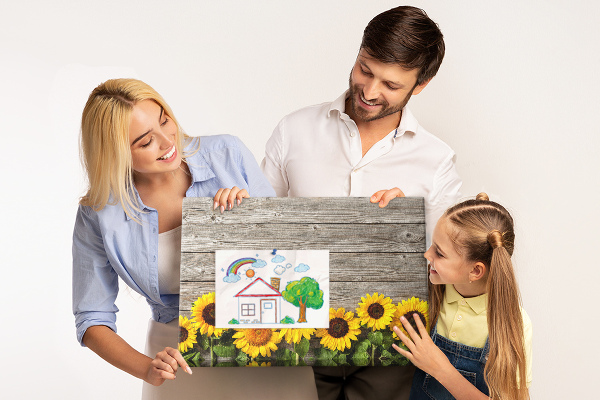 Tablero de corcho decorado con diseño de girasoles sobre fondo de tablas de madera