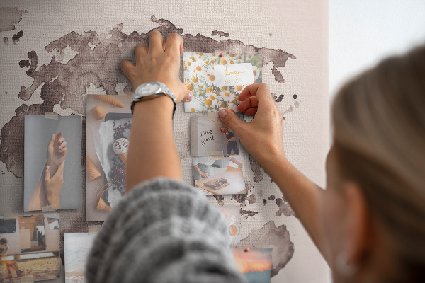 Tablero de anuncios Mapa del mundo en tonos marrones.