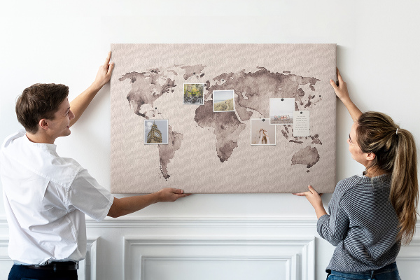 Tablero de anuncios Mapa del mundo en tonos marrones.