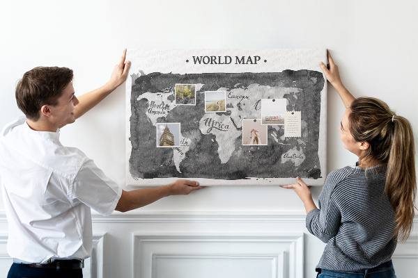 Tablero de corcho decorado Mapa del mundo en tonos de gris