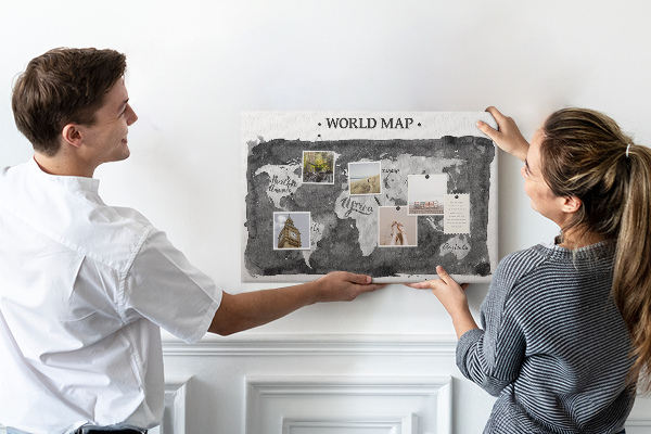 Tablero de corcho decorado Mapa del mundo en tonos de gris