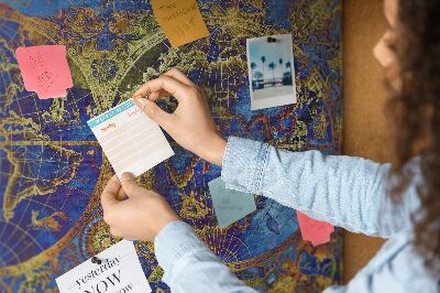 Pizarra de corcho con un diseño de mapa del mundo antiguo en colores intensos