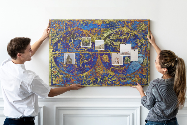 Pizarra de corcho con un diseño de mapa del mundo antiguo en colores intensos