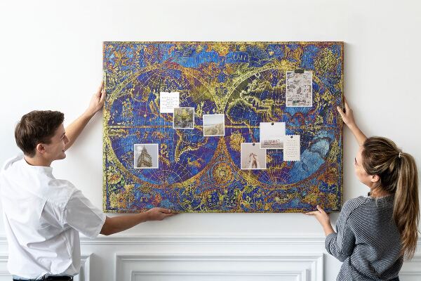 Pizarra de corcho con un diseño de mapa del mundo antiguo en colores intensos