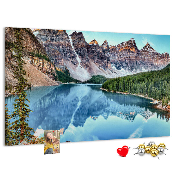 Tablero de corcho decorativo paisaje de montaña reflejado en el lago