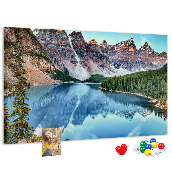 Tablero de corcho decorativo paisaje de montaña reflejado en el lago
