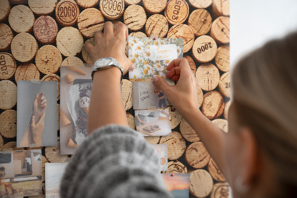 Tablero de anuncios de corcho natural en una variedad de tonalidades