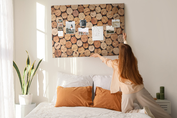 Tablero de anuncios de corcho natural en una variedad de tonalidades