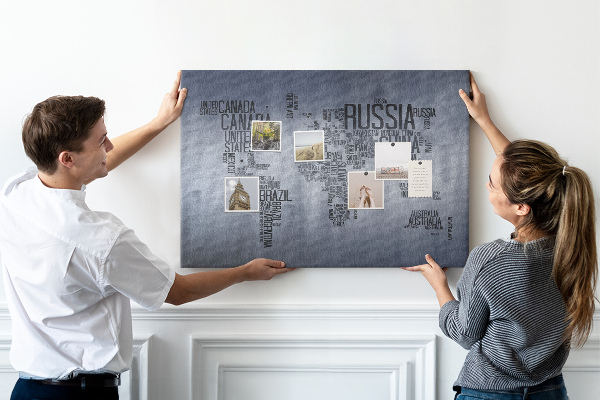 Pizarra de corcho mapamundi con los nombres de los países