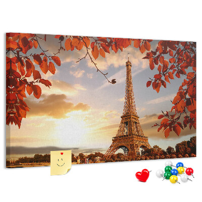 Tablero de anuncios La Torre Eiffel en un paisaje otoñal.