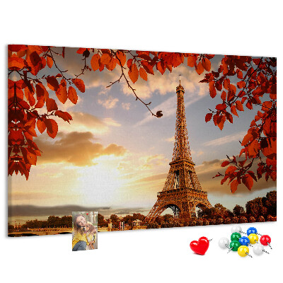 Tablero de anuncios La Torre Eiffel en un paisaje otoñal.