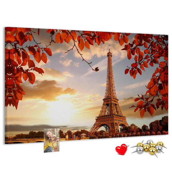Tablero de anuncios La Torre Eiffel en un paisaje otoñal.