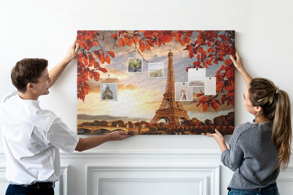 Tablero de anuncios La Torre Eiffel en un paisaje otoñal.