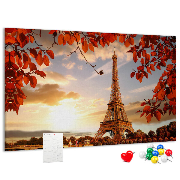 Tablero de anuncios La Torre Eiffel en un paisaje otoñal.