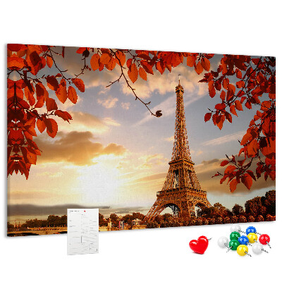 Tablero de anuncios La Torre Eiffel en un paisaje otoñal.