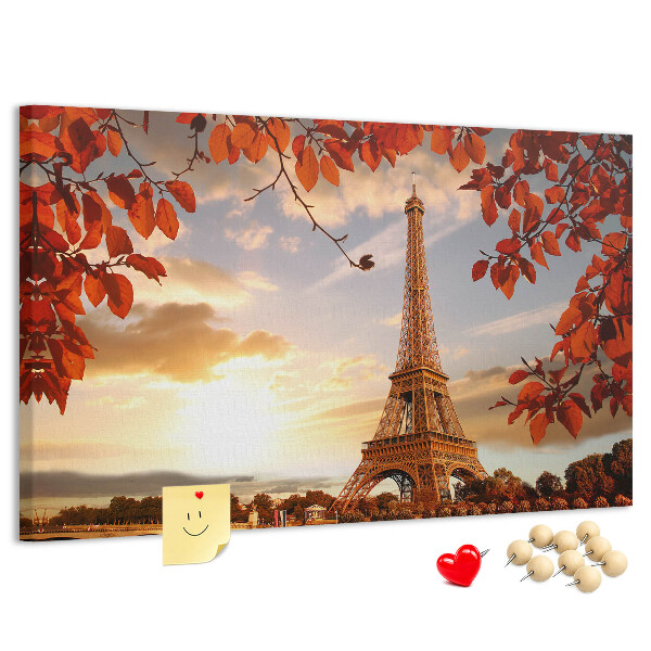 Tablero de anuncios La Torre Eiffel en un paisaje otoñal.