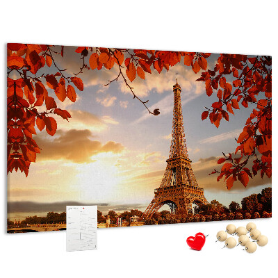 Tablero de anuncios La Torre Eiffel en un paisaje otoñal.