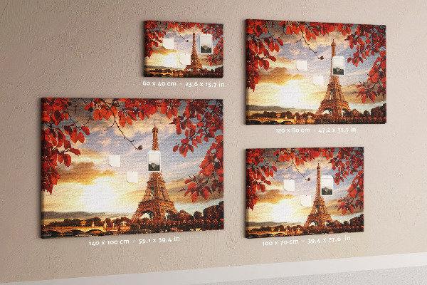 Tablero de anuncios La Torre Eiffel en un paisaje otoñal.