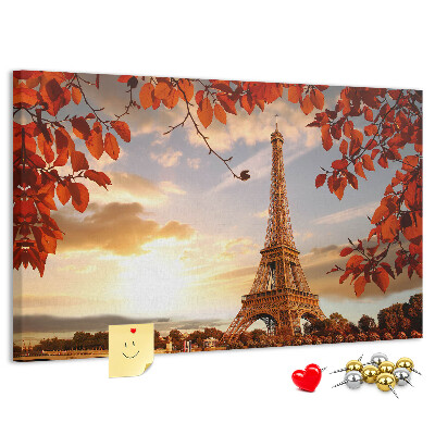 Tablero de anuncios La Torre Eiffel en un paisaje otoñal.