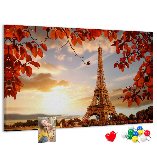 Tablero de anuncios La Torre Eiffel en un paisaje otoñal.