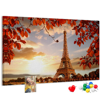 Tablero de anuncios La Torre Eiffel en un paisaje otoñal.