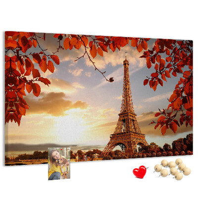 Tablero de anuncios La Torre Eiffel en un paisaje otoñal.