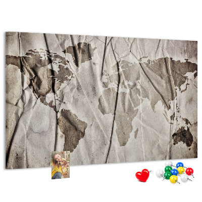 Tablero de corcho decorado Un mapamundi dañado sobre un fondo de papel.