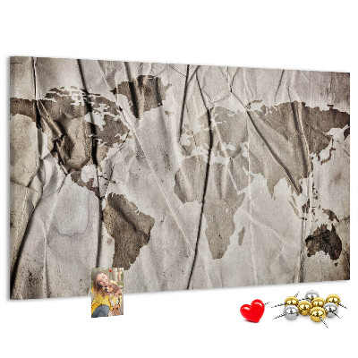 Tablero de corcho decorado Un mapamundi dañado sobre un fondo de papel.