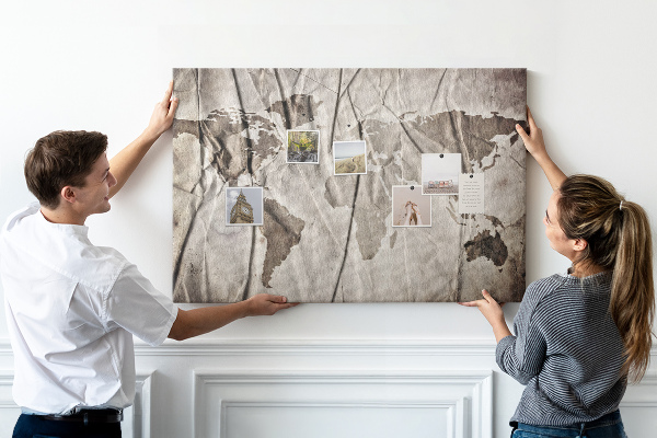 Tablero de corcho decorado Un mapamundi dañado sobre un fondo de papel.