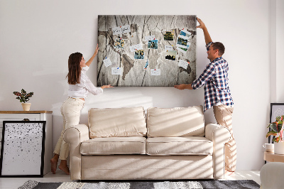 Tablero de corcho decorado Un mapamundi dañado sobre un fondo de papel.