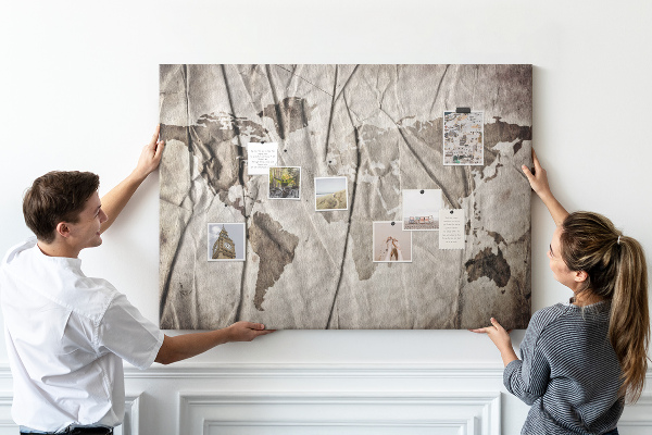 Tablero de corcho decorado Un mapamundi dañado sobre un fondo de papel.