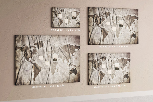 Tablero de corcho decorado Un mapamundi dañado sobre un fondo de papel.