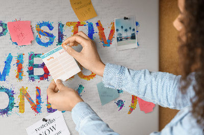Tablero de anuncios con letras coloridas sobre fondo blanco