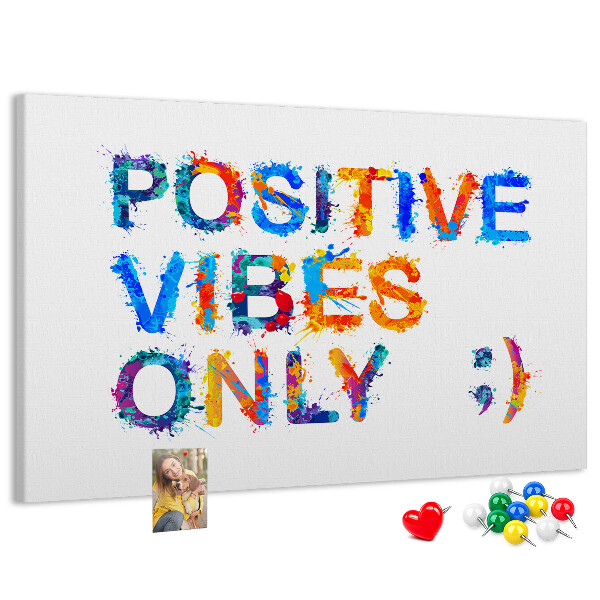 Tablero de anuncios con letras coloridas sobre fondo blanco