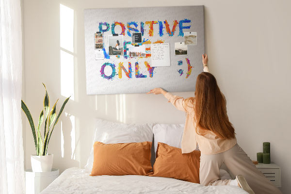 Tablero de anuncios con letras coloridas sobre fondo blanco