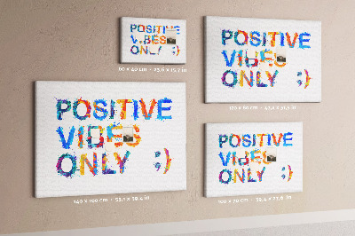 Tablero de anuncios con letras coloridas sobre fondo blanco