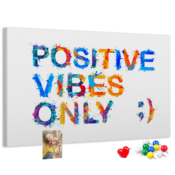 Tablero de anuncios con letras coloridas sobre fondo blanco