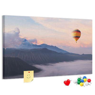 Pizarra de corcho Globo aerostático contra un paisaje montañoso al amanecer.