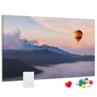 Pizarra de corcho Globo aerostático contra un paisaje montañoso al amanecer.