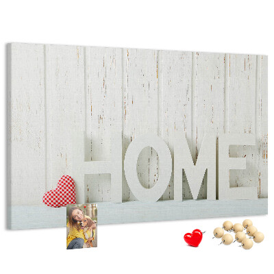 Tablero de anuncios con inscripción HOME elegante sobre fondo blanco