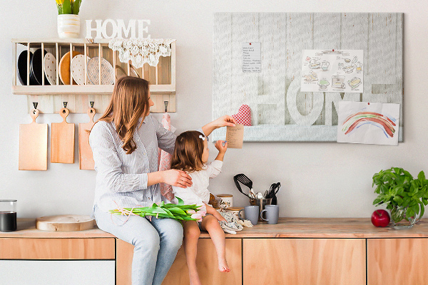 Tablero de anuncios con inscripción HOME elegante sobre fondo blanco