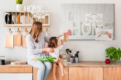 Tablero de anuncios con inscripción HOME elegante sobre fondo blanco